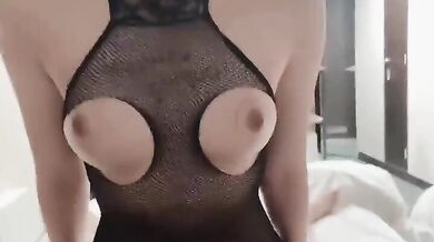 黑丝情趣连体衣少妇 被大棒棒无套输出 大奶子 稀毛鲍鱼 骚叫不停