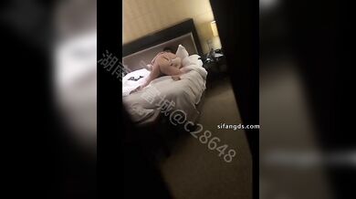 【湖南郭富城】约单男操老婆 自己摄影18CM肌肉男，把老婆操喷水，高潮到抽搐解锁各种新姿势，叫声可射 (1)